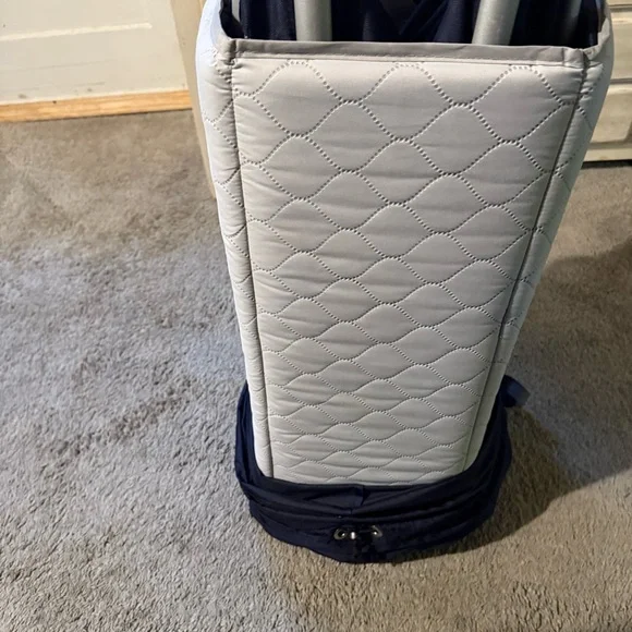 Nuna Pack and Play Travel Crib w/ Mattress & Carry Bag – Navy – Clean - Picture 4 of 9